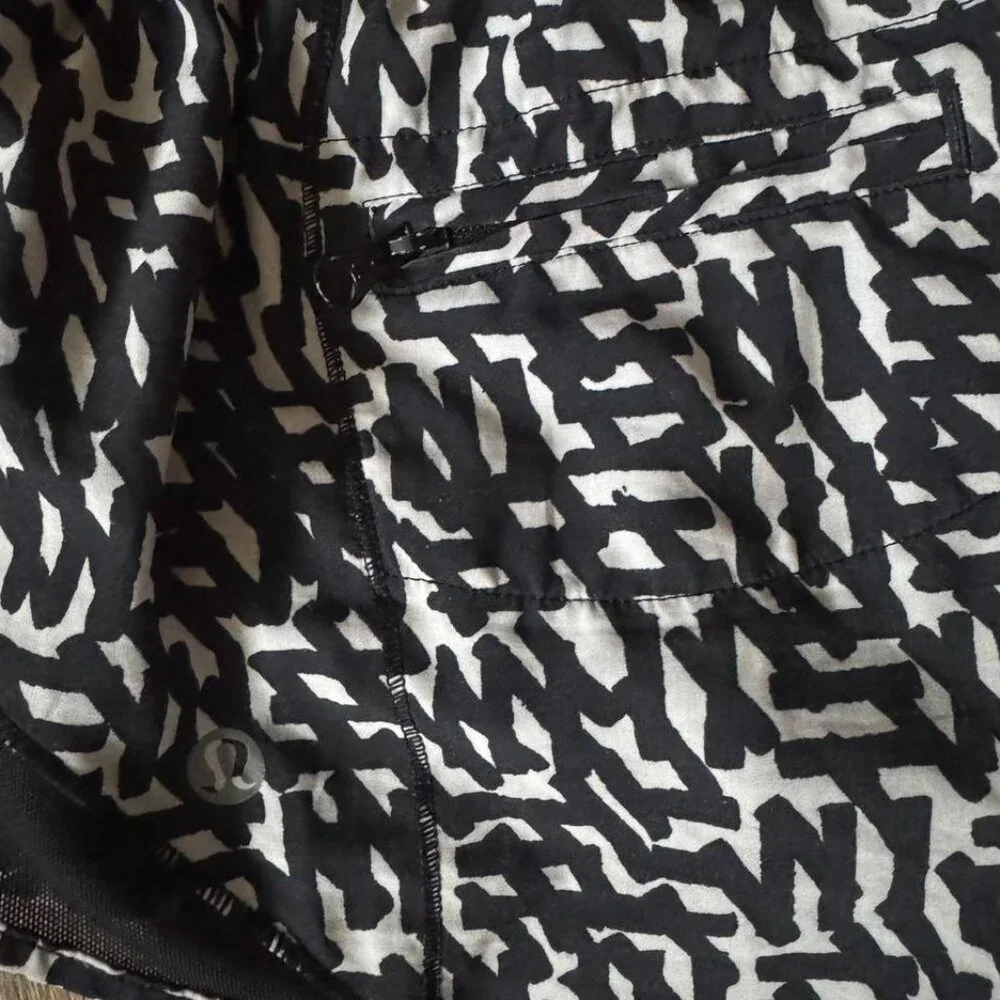 Lululemon Black White Print‎ Hotty Shorts Size 6